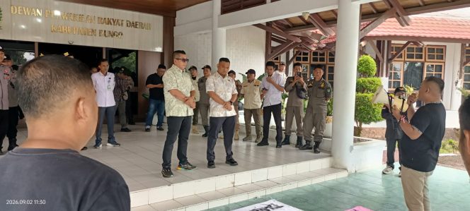 
 Geruduk Polres Bungo dan Kantor DPRD, Ormas Gempur dan LSM Inakor Mendesak Pengusutan Keributan di Area PT. KIM