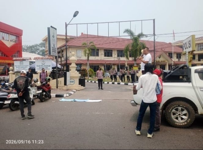 
 Gelar Aksi ke-2 di Polres Bungo, INAKOR dan GEMPUR Dorong Proses Hukum Kekerasan Karyawan PT KIM