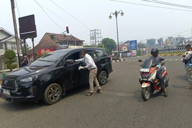 
 Waka II DPRD Bungo Darwandi bersama Insan Pers Turun Langsung ke Jalan Bagi-bagi Masker
