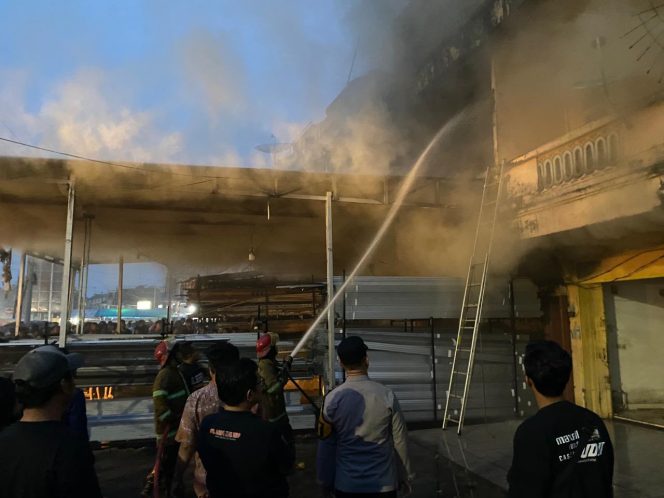 
 Diduga Korsleting Listrik Toko Abak Plafon Hangus Terbakar