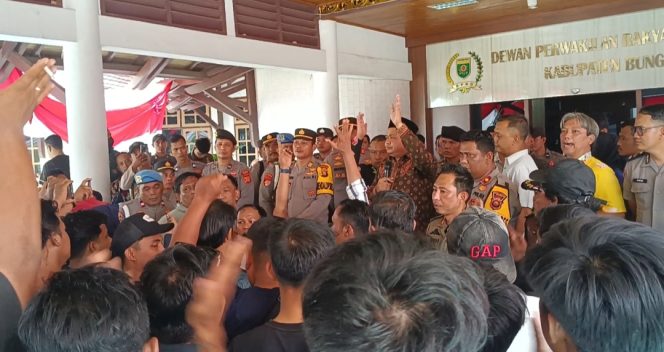 
 Imbas tidak Beroperasi PT BMA, Masyarakat Dusun Senamat Gerudug Kantor DPRD, Korlap: Ini Menyangkut Hajat Hidup Orang Banyak
