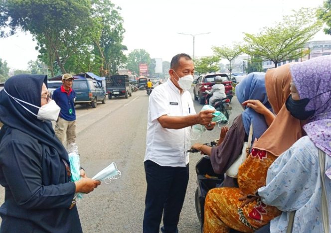 
 Kepala Dinas Kesehatan Turun Langsung Bagi-bagi Masker kepada Masyarakat Pengguna Jalan